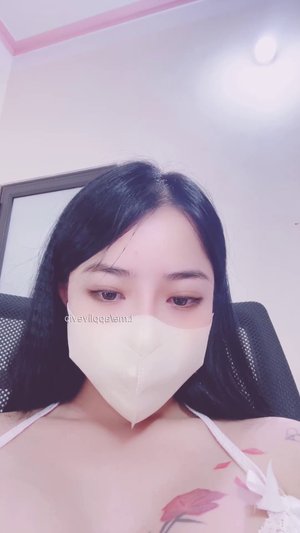 Hoàng Kim Lý xăm bông hồng trên ngực ngồi gảy hột le – Móc cua